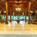 1-Bedroom Suite Room 5-Minutes Walk To Beach